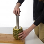 Przyrząd do obierania ananasów