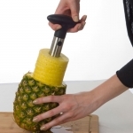 Przyrząd do obierania ananasów